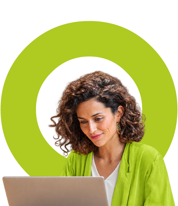Colaboradora fazendo curso no notebook